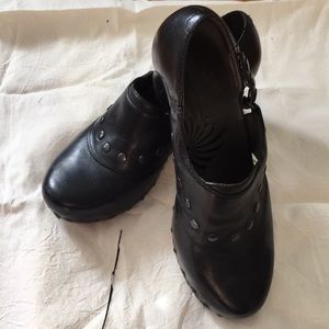 Dansko Ryder clog in black leather w wooden heel